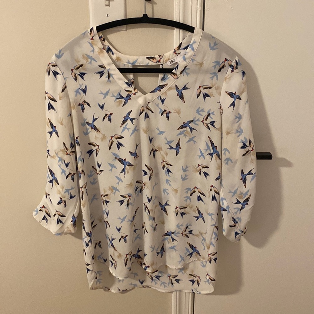 DR2 White with birds v neck DR2 brand top size Medium